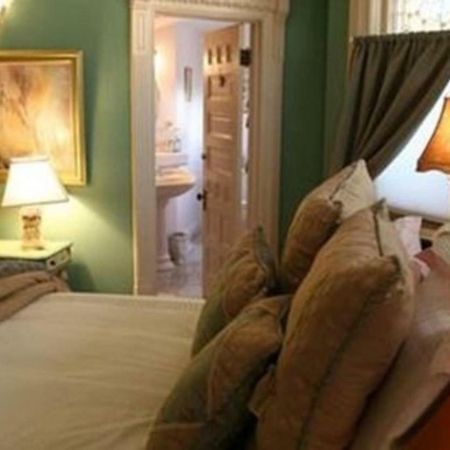 M&M Victorian Bed And Breakfast Marinette Eksteriør billede