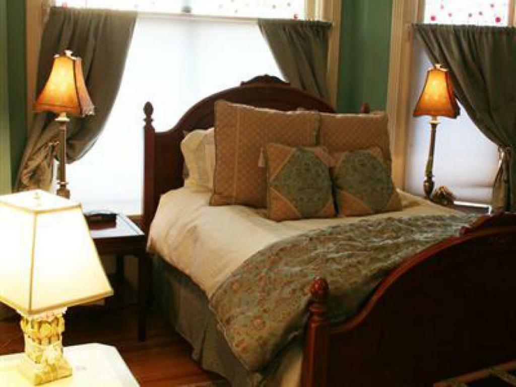 M&M Victorian Bed And Breakfast Marinette Eksteriør billede